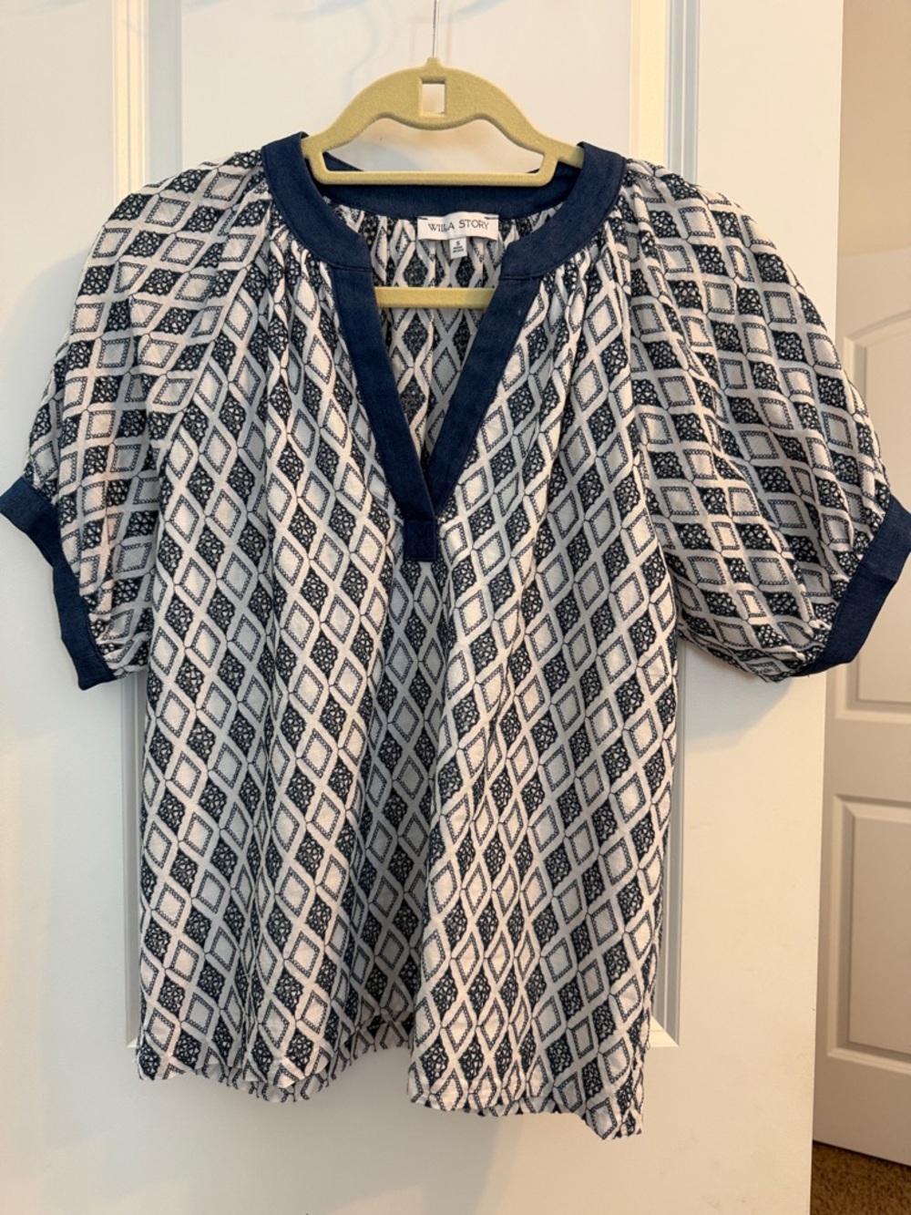 Willa Story Navy & White Diamond-Print Puff Sleeve Blouse